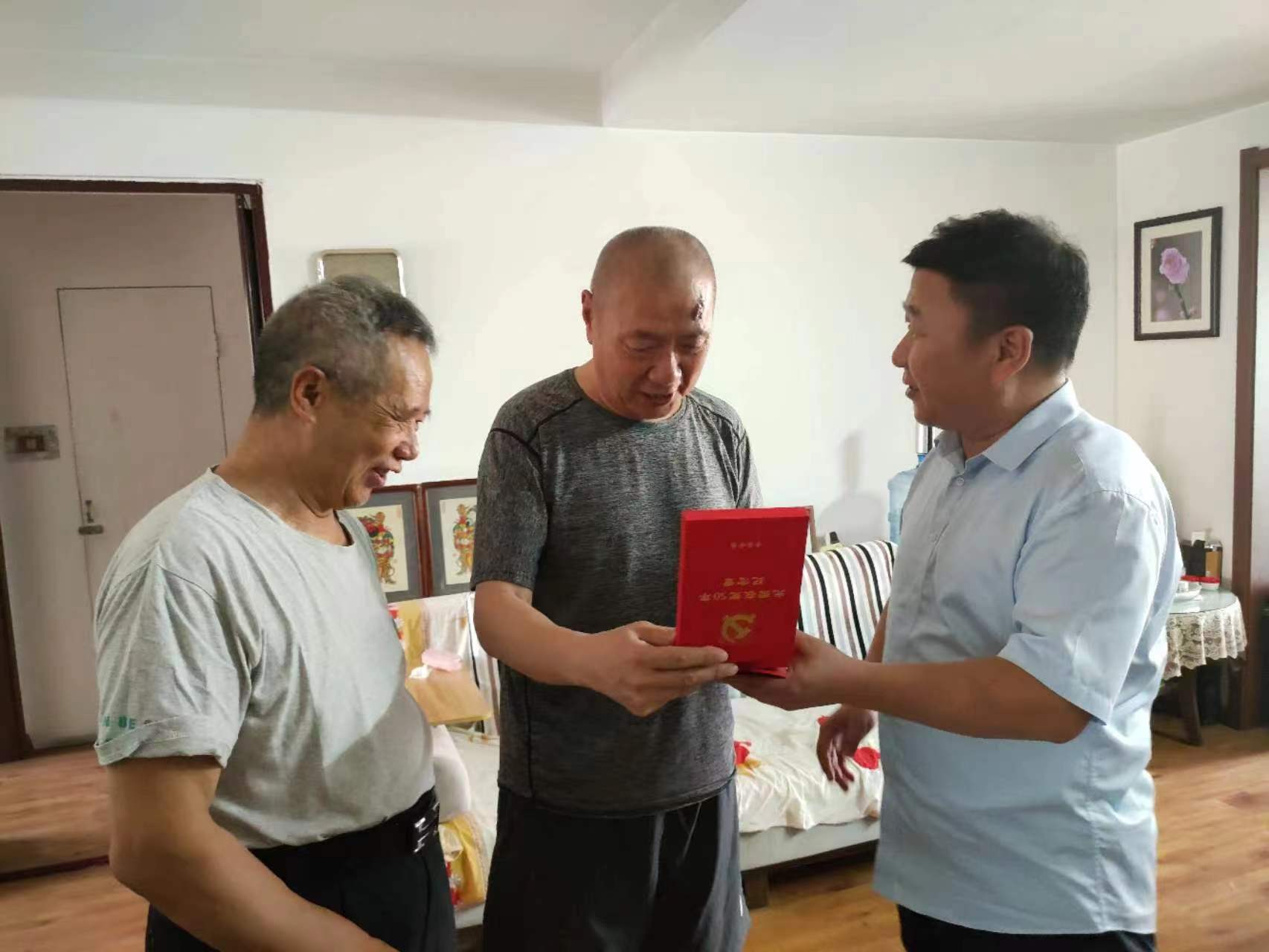 7.5离退休颁发纪念章.jpg
