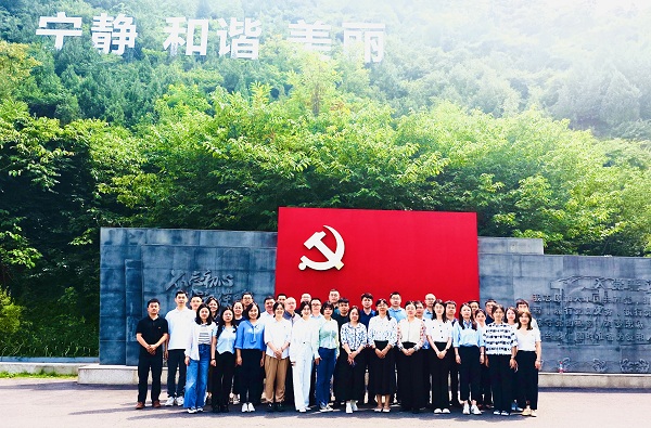 年轻公务员春季1.jpg