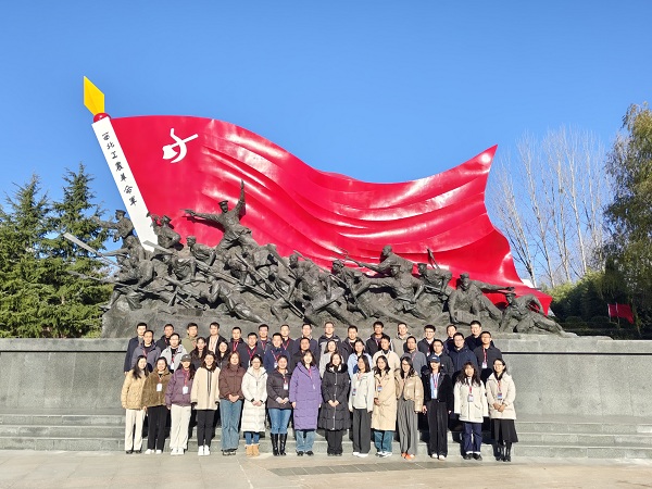 年轻公务员2.jpg