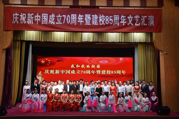 1.校（院）领导与全体演职人员合影留念.jpg