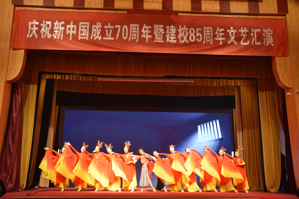 9、职工舞蹈兴趣小组表演舞蹈《红旗飘飘》.jpg