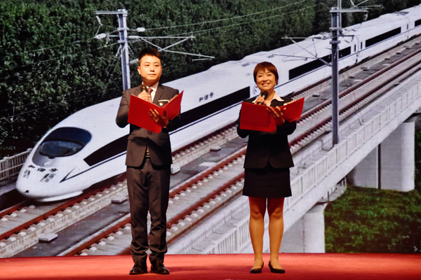 11、后勤服务中心表演朗诵《奉献者之歌》.jpg
