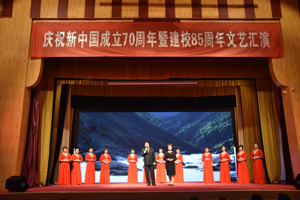 17、职工歌唱兴趣小组表演朗诵《祖国，你就是我最想唱的那首歌》.jpg
