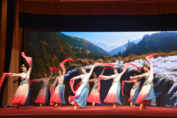 14、职工舞蹈兴趣小组表演舞蹈《我的九寨》.jpg